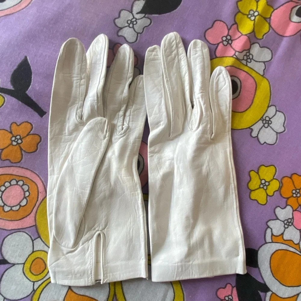 Vintage white leather gloves